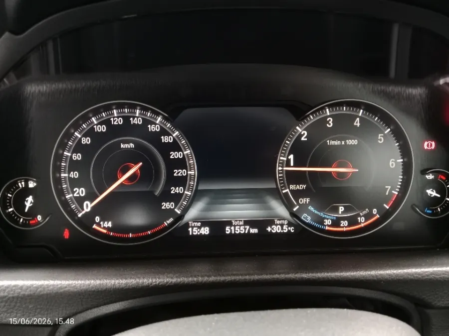 Foto Mobil Bekas Odometer BMW 320i 2.0 tahun 2019