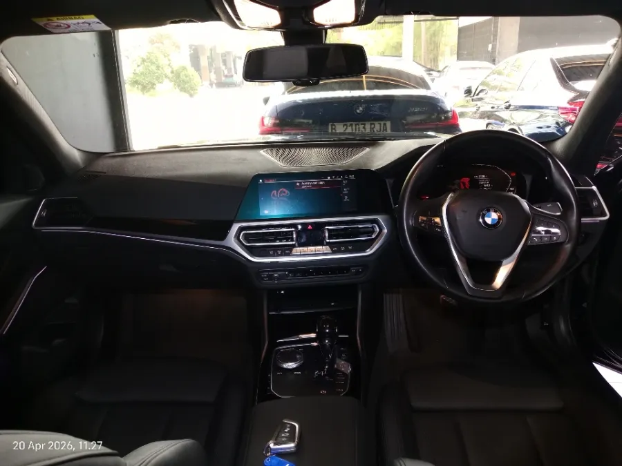 Foto Mobil Bekas Dashboard BMW 320i 2.0 tahun 2020