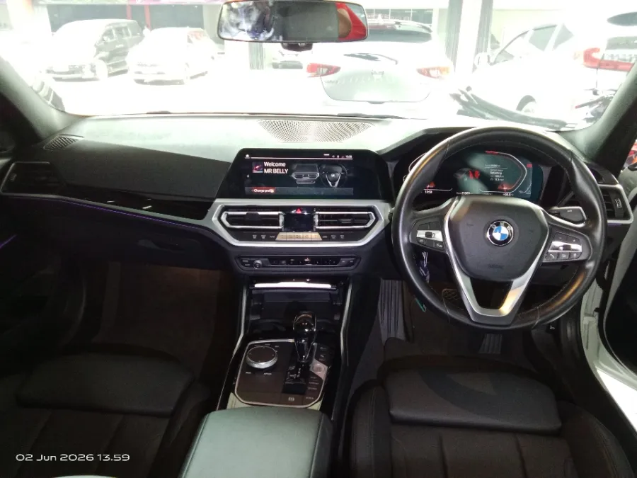 Foto Mobil Bekas Dashboard BMW 320i 2.0 tahun 2020
