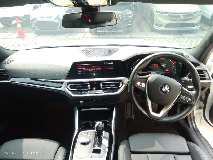 Foto Mobil Bekas Dashboard BMW 320i 2.0 tahun 2020