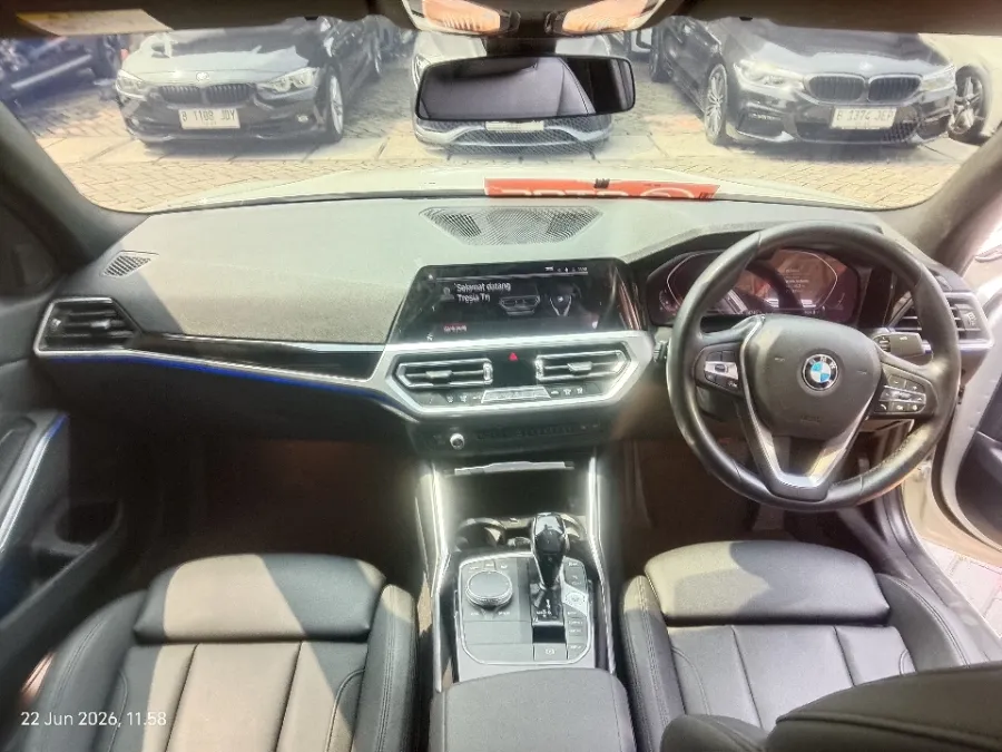 Foto Mobil Bekas Dashboard BMW 320i 2.0 tahun 2020