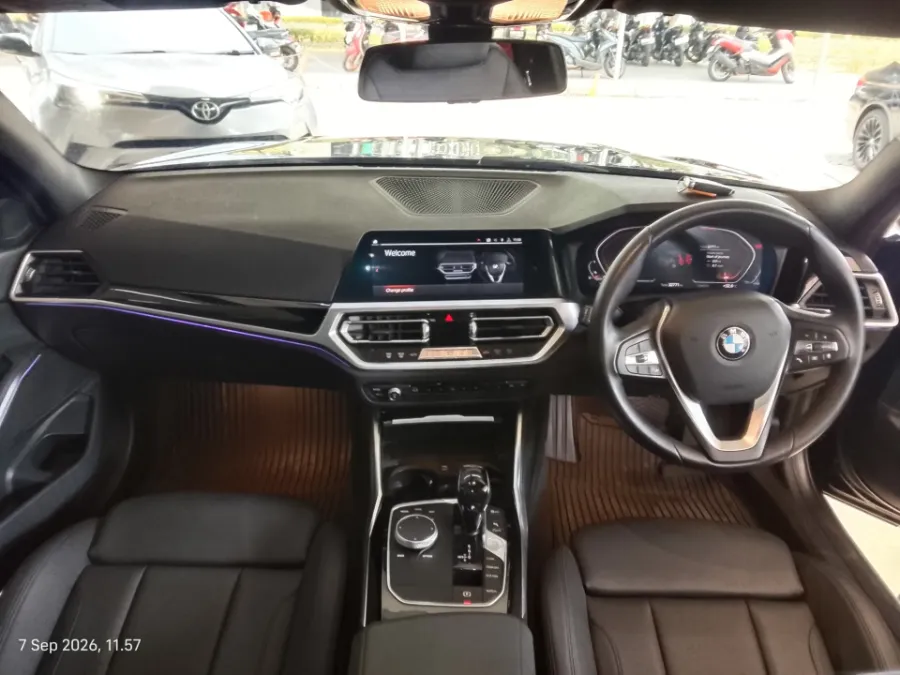 Foto Mobil Bekas Dashboard BMW 320i 2.0 tahun 2020