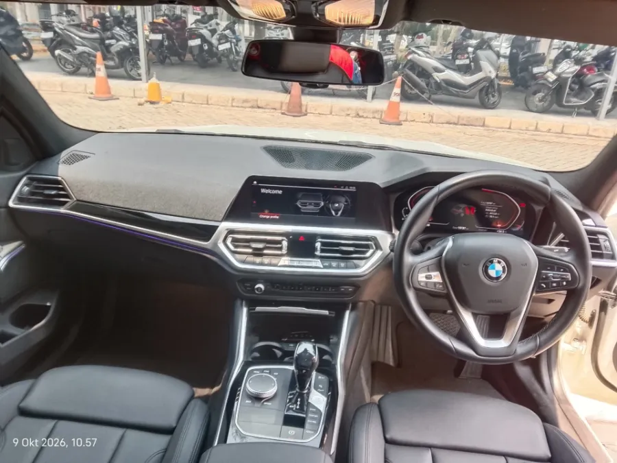 Foto Mobil Bekas Dashboard BMW 320i 2.0 tahun 2020