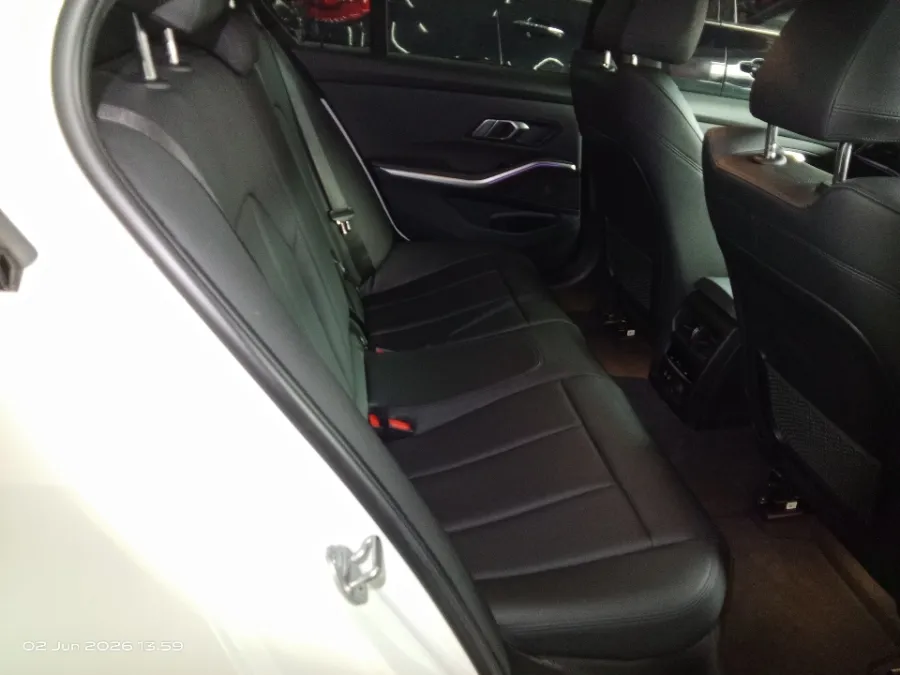 Foto Mobil Bekas Kabin Belakang BMW 320i 2.0 tahun 2020