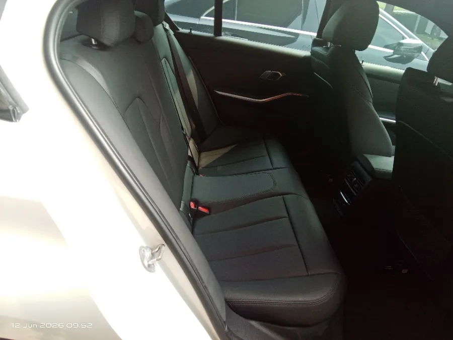 Foto Mobil Bekas Kabin Belakang BMW 320i 2.0 tahun 2020