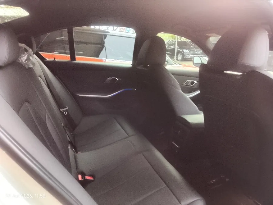Foto Mobil Bekas Kabin Belakang BMW 320i 2.0 tahun 2020