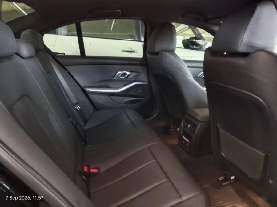 Foto Mobil Bekas Kabin Belakang BMW 320i 2.0 tahun 2020