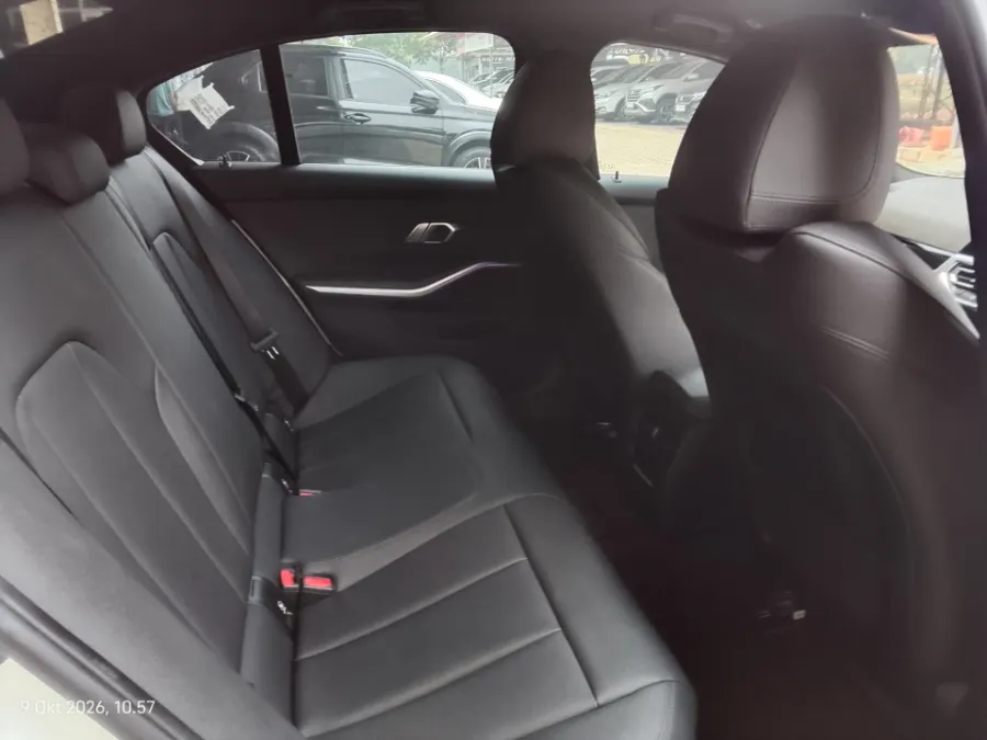 Foto Mobil Bekas Kabin Belakang BMW 320i 2.0 tahun 2020