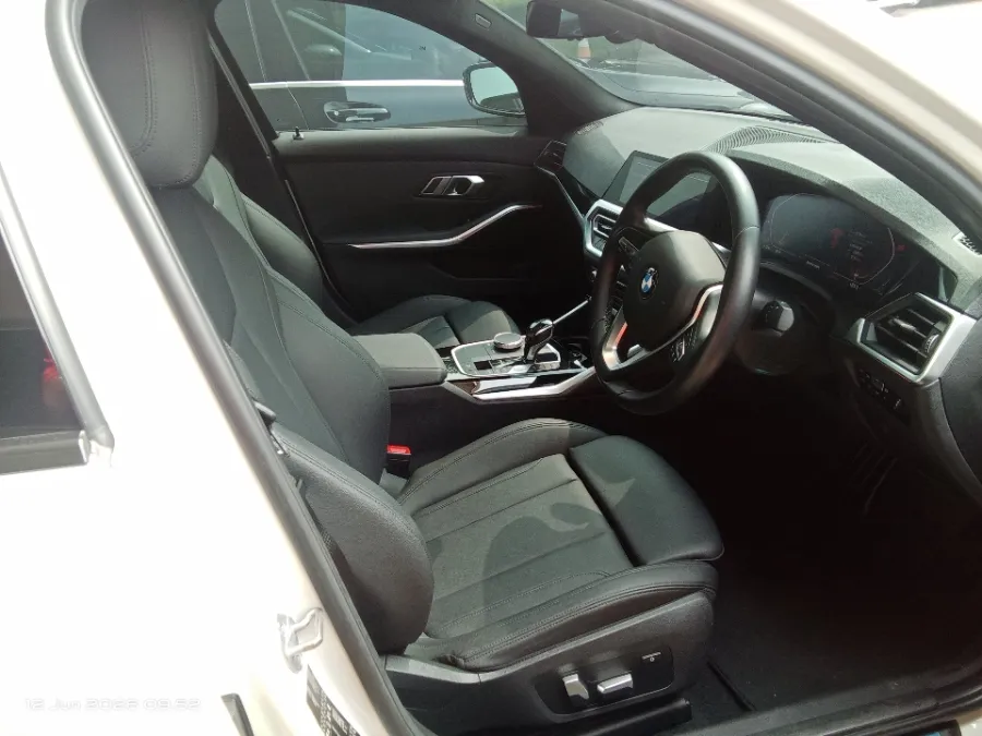 Foto Mobil Bekas Kabin Depan BMW 320i 2.0 tahun 2020