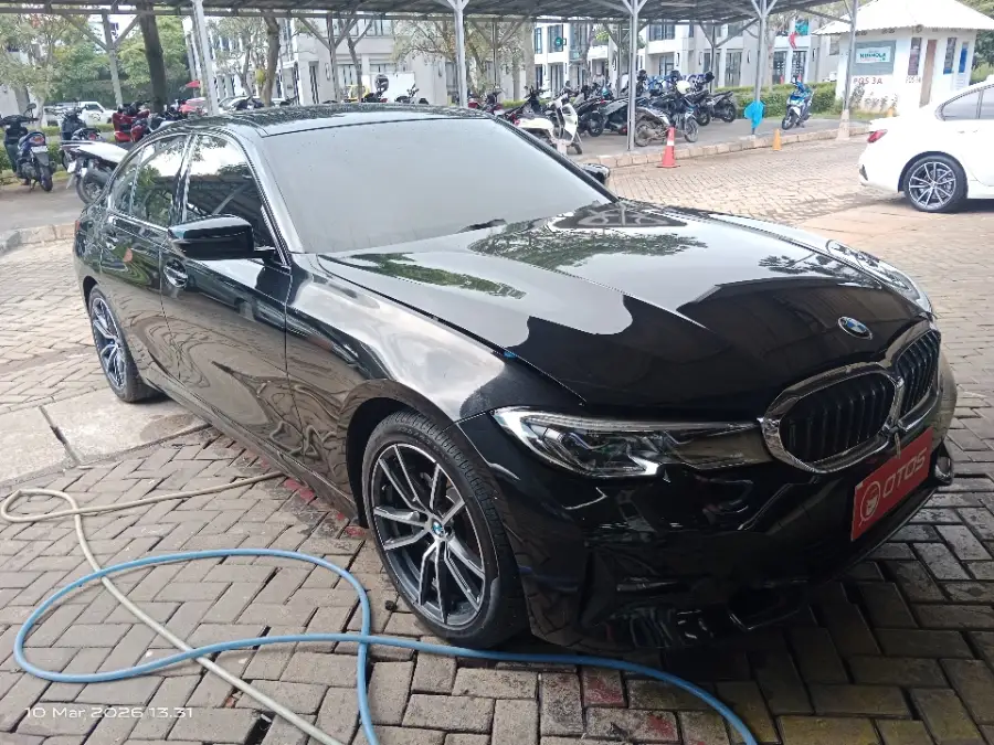 Foto Mobil Bekas Kanan Depan BMW 320i 2.0 tahun 2020