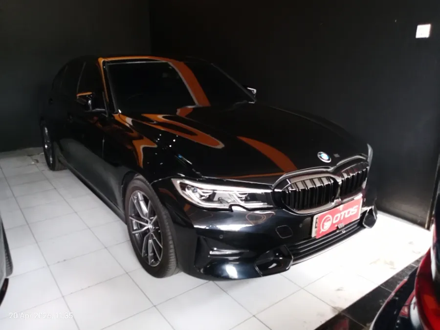 Foto Mobil Bekas Kanan Depan BMW 320i 2.0 tahun 2020