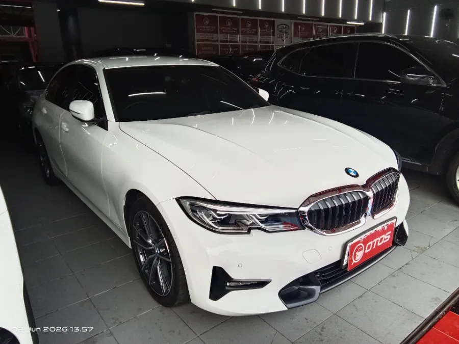 Foto Mobil Bekas Kanan Depan BMW 320i 2.0 tahun 2020