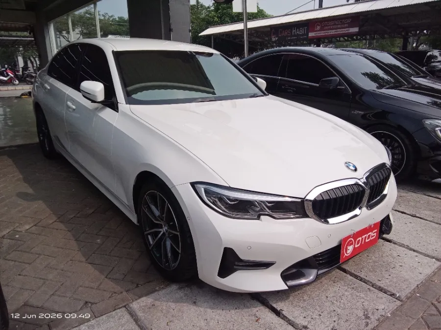 Foto Mobil Bekas Kanan Depan BMW 320i 2.0 tahun 2020