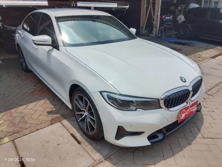Foto Mobil Bekas Kanan Depan BMW 320i 2.0 tahun 2020