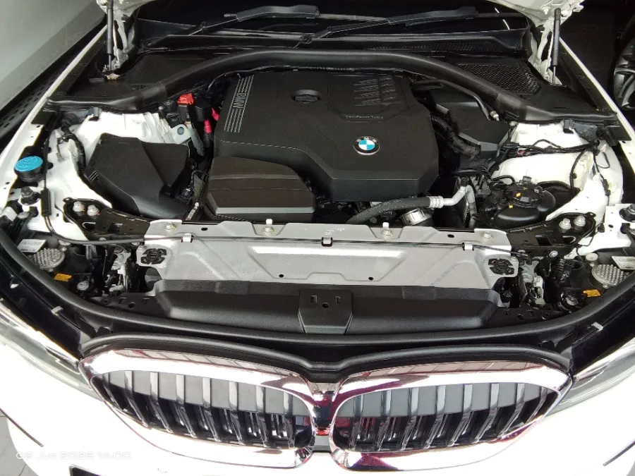Foto Mobil Bekas Mesin BMW 320i 2.0 tahun 2020