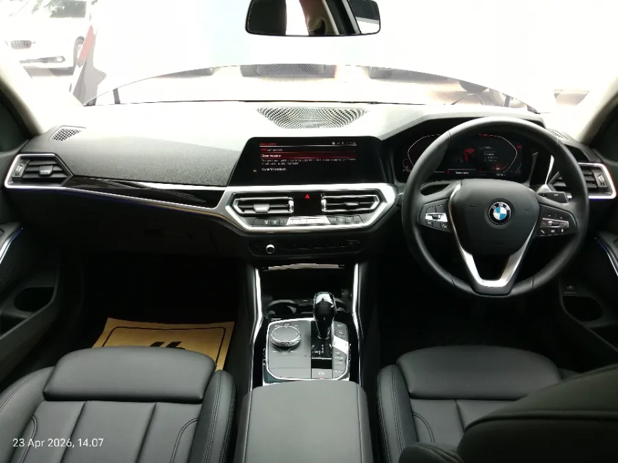 Foto Mobil Bekas Dashboard BMW 320i 2.0 tahun 2021