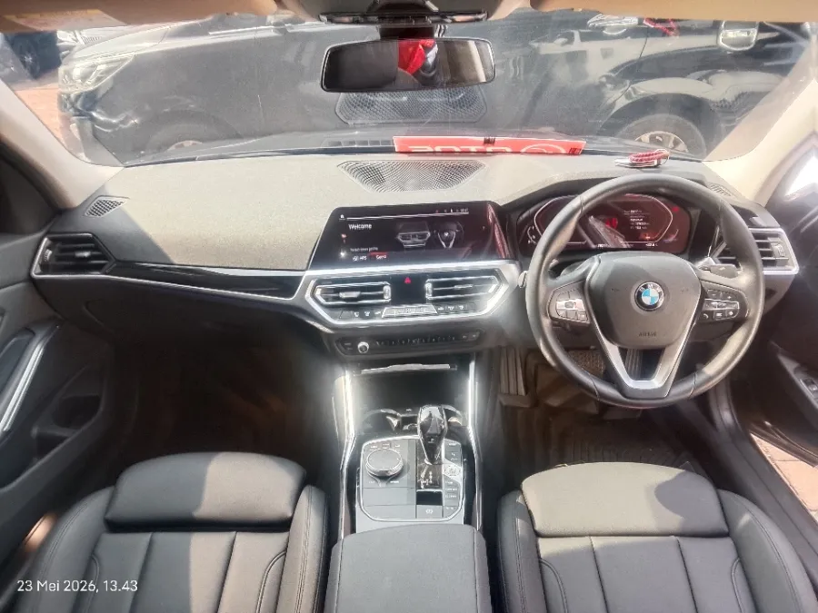 Foto Mobil Bekas Dashboard BMW 320i 2.0 tahun 2021