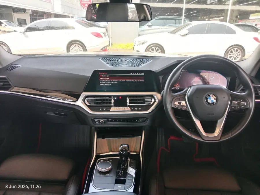 Foto Mobil Bekas Dashboard BMW 320i 2.0 tahun 2021
