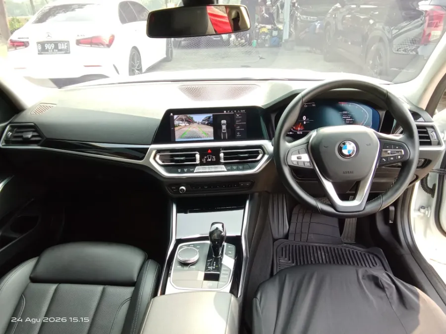 Foto Mobil Bekas Dashboard BMW 320i 2.0 tahun 2021