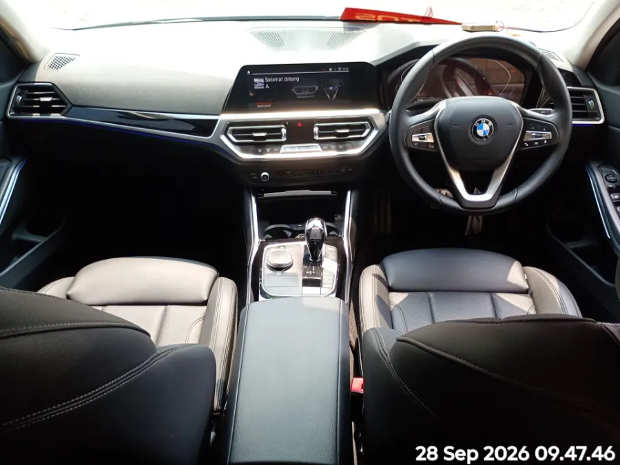 Foto Mobil Bekas Dashboard BMW 320i 2.0 tahun 2021