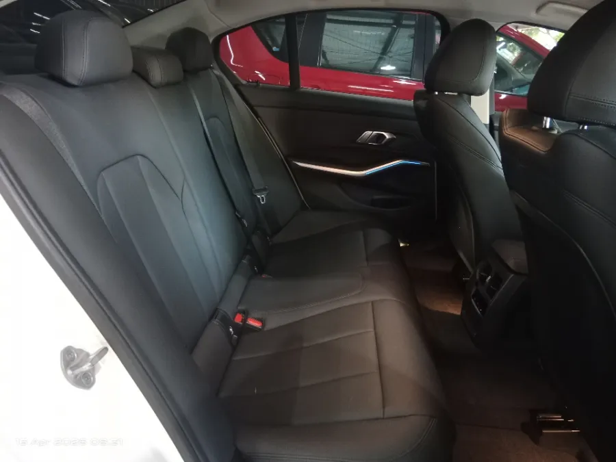 Foto Mobil Bekas Kabin Belakang BMW 320i 2.0 tahun 2021