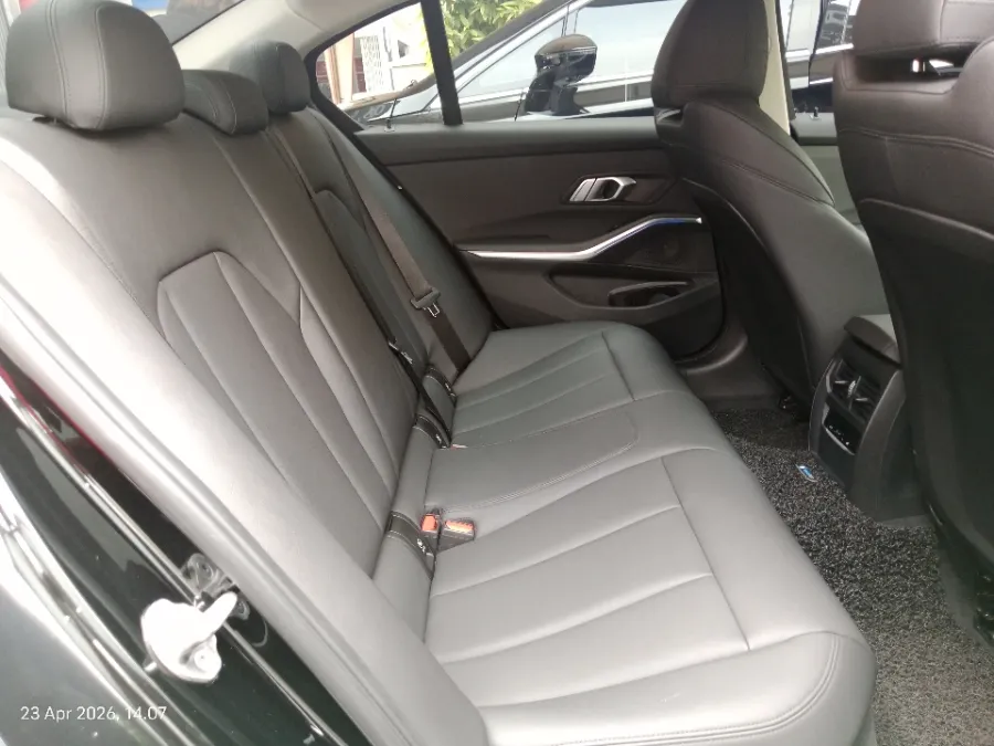 Foto Mobil Bekas Kabin Belakang BMW 320i 2.0 tahun 2021