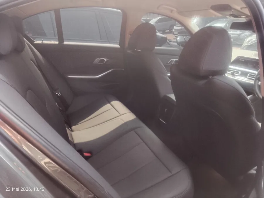 Foto Mobil Bekas Kabin Belakang BMW 320i 2.0 tahun 2021