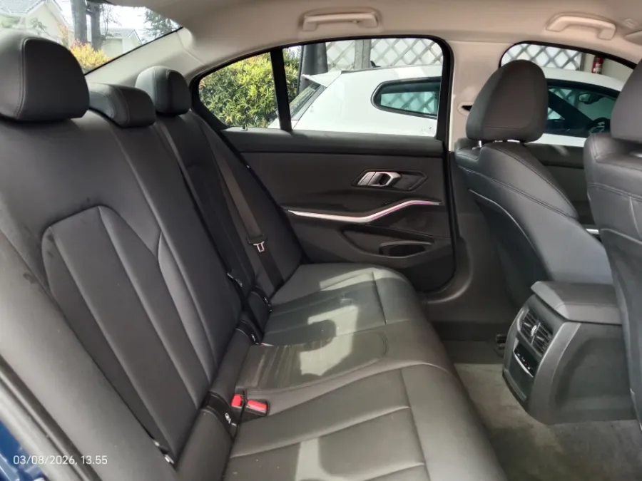 Foto Mobil Bekas Kabin Belakang BMW 320i 2.0 tahun 2021