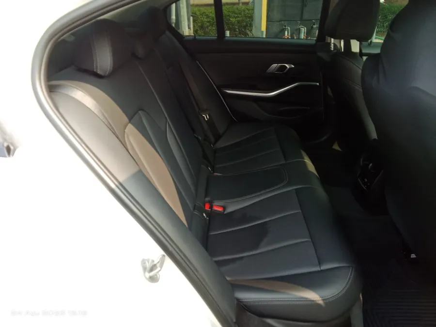 Foto Mobil Bekas Kabin Belakang BMW 320i 2.0 tahun 2021