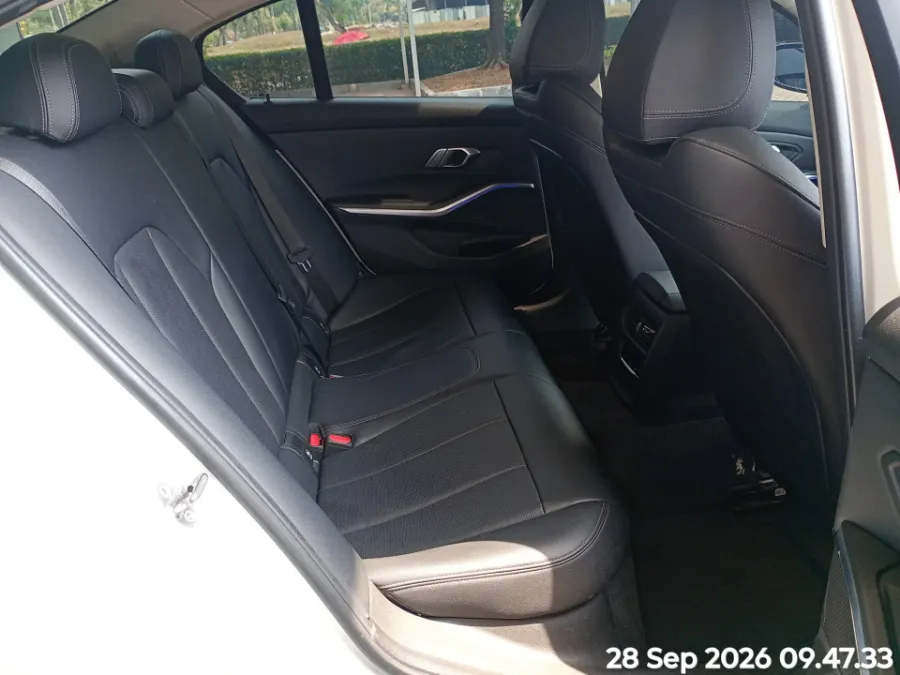 Foto Mobil Bekas Kabin Belakang BMW 320i 2.0 tahun 2021