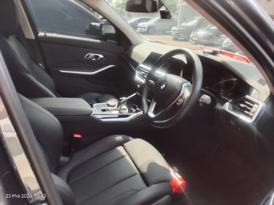 Foto Mobil Bekas Kabin Depan BMW 320i 2.0 tahun 2021