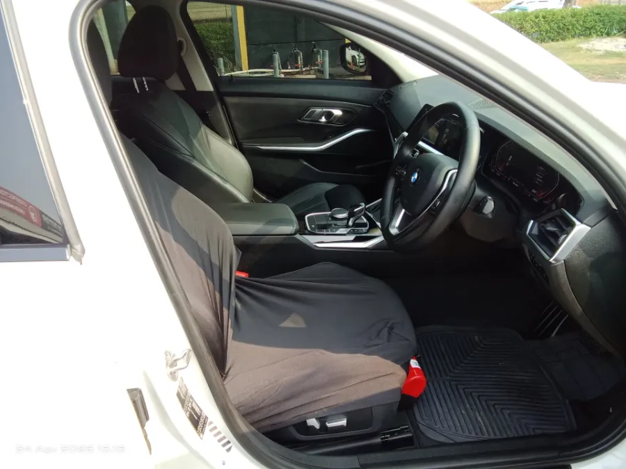 Foto Mobil Bekas Kabin Depan BMW 320i 2.0 tahun 2021