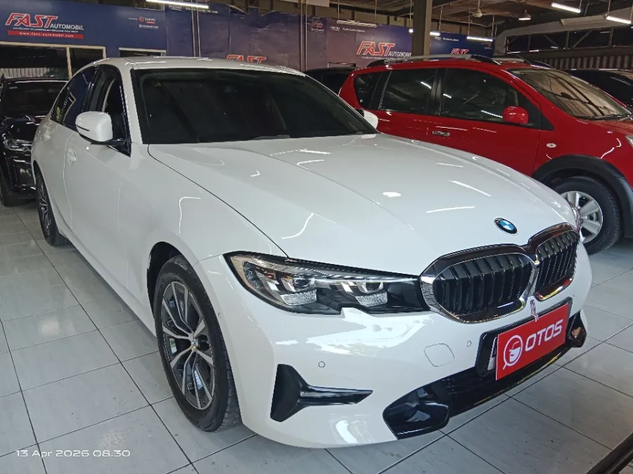 Foto Mobil Bekas Kanan Depan BMW 320i 2.0 tahun 2021
