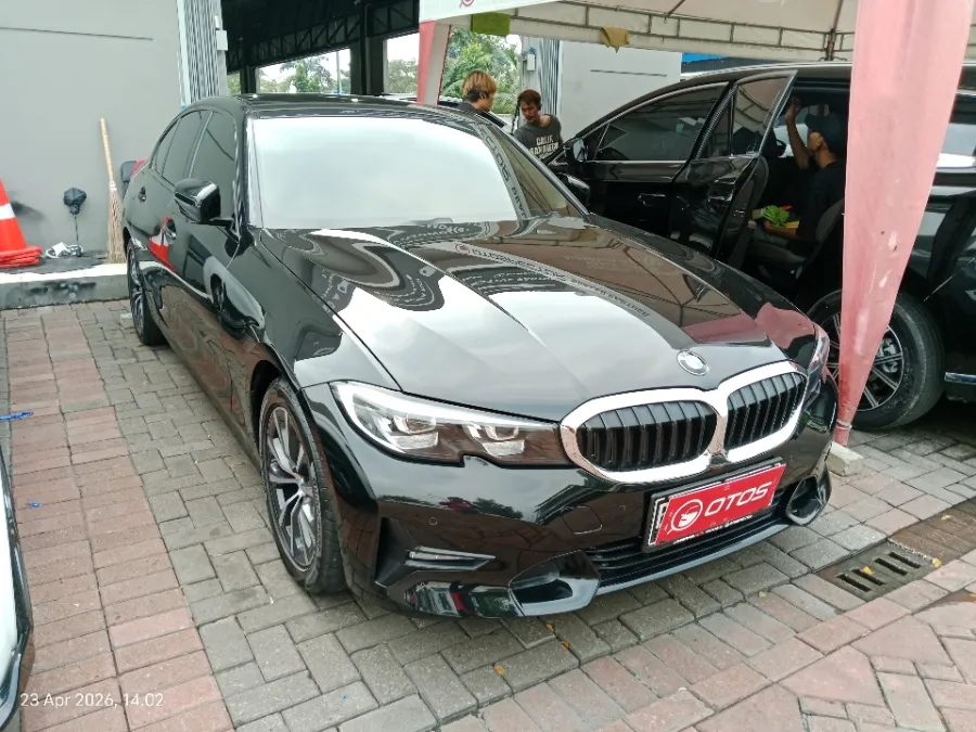 Foto Mobil Bekas Kanan Depan BMW 320i 2.0 tahun 2021
