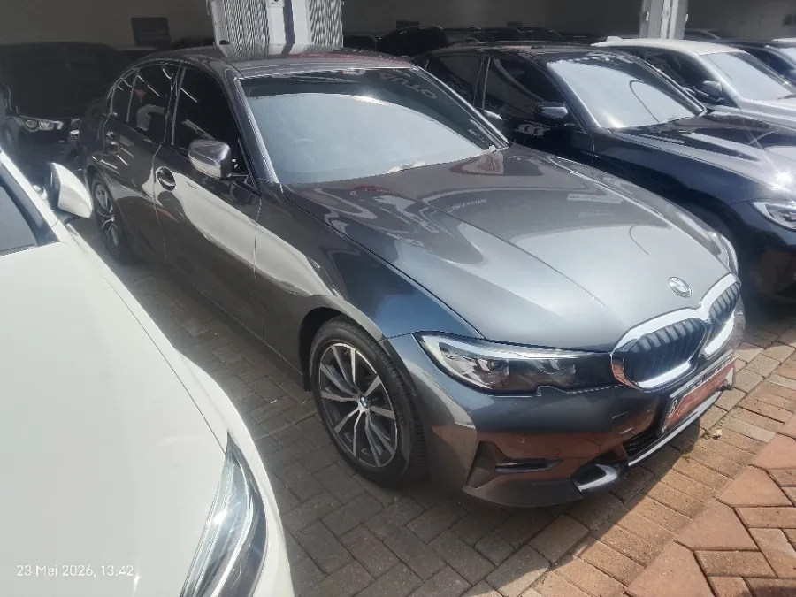 Foto Mobil Bekas Kanan Depan BMW 320i 2.0 tahun 2021