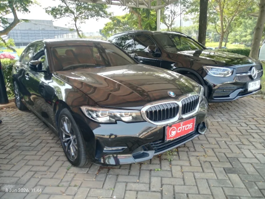 Foto Mobil Bekas Kanan Depan BMW 320i 2.0 tahun 2021