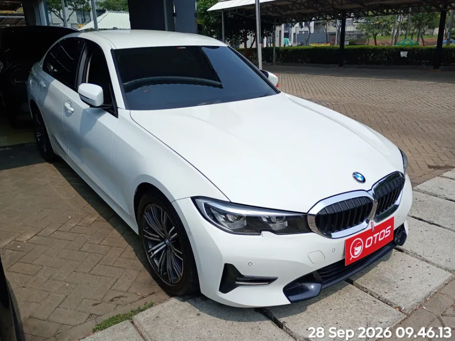 Foto Mobil Bekas Kanan Depan BMW 320i 2.0 tahun 2021