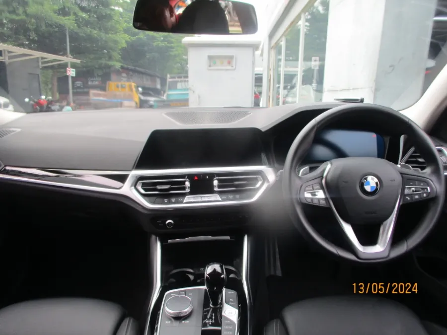 Foto Mobil Bekas Dashboard BMW 320i 2.0 tahun 2022
