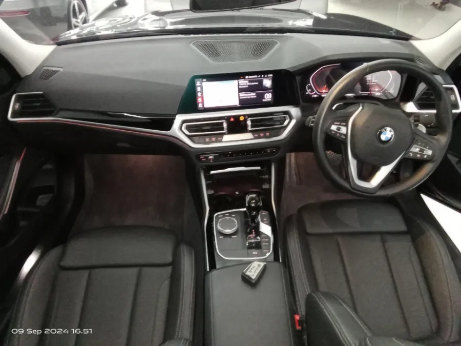 Foto Mobil Bekas Dashboard BMW 320i 2.0 tahun 2022