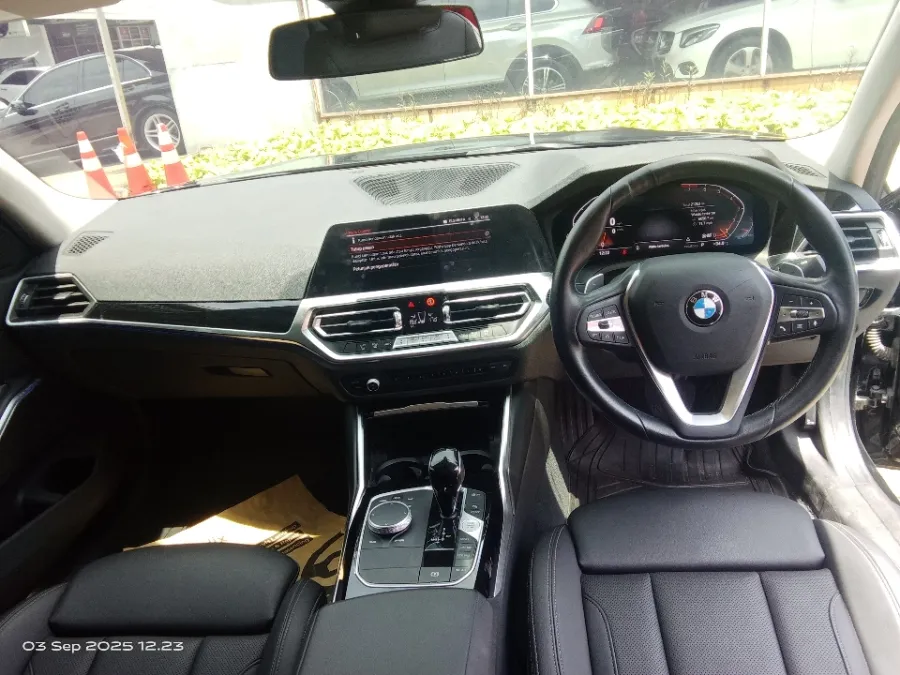 Foto Mobil Bekas Dashboard BMW 320i 2.0 tahun 2022