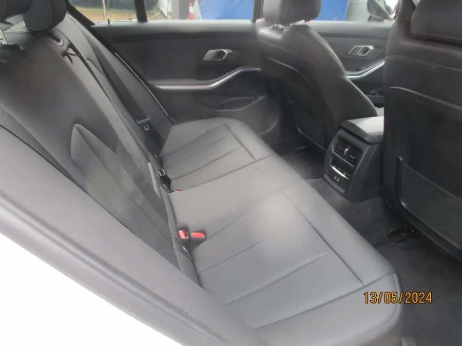 Foto Mobil Bekas Kabin Belakang BMW 320i 2.0 tahun 2022
