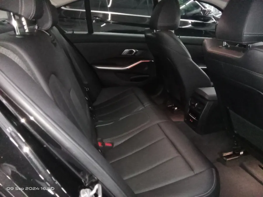 Foto Mobil Bekas Kabin Belakang BMW 320i 2.0 tahun 2022