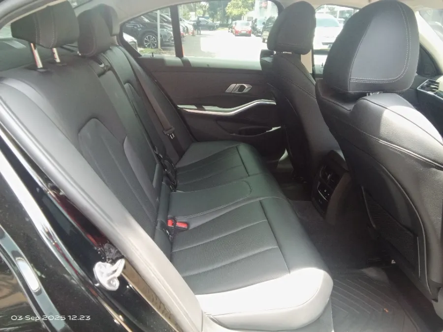 Foto Mobil Bekas Kabin Belakang BMW 320i 2.0 tahun 2022