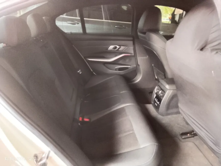 Foto Mobil Bekas Kabin Belakang BMW 320i 2.0 tahun 2022