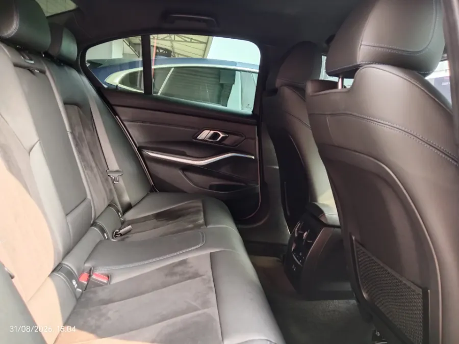 Foto Mobil Bekas Kabin Belakang BMW 320i 2.0 tahun 2022