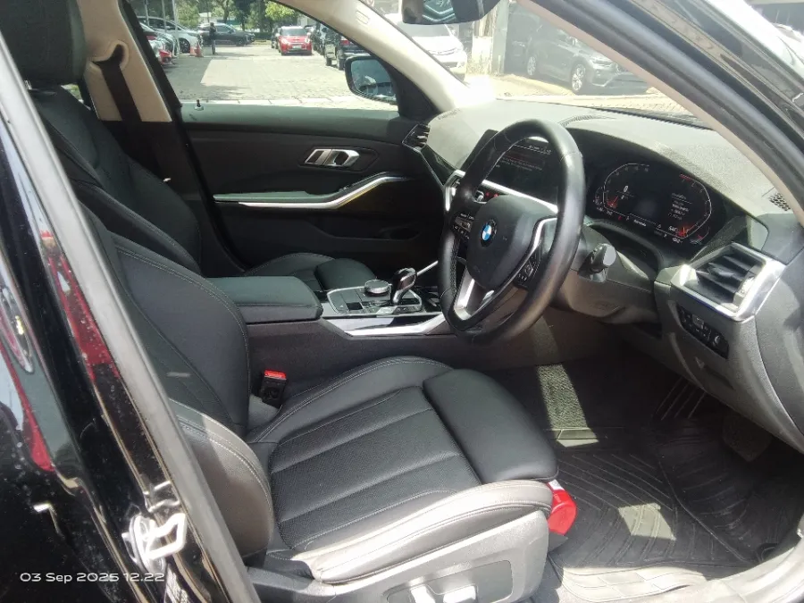 Foto Mobil Bekas Kabin Depan BMW 320i 2.0 tahun 2022