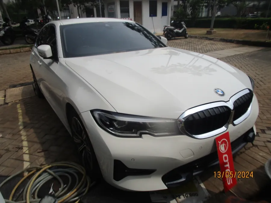 Foto Mobil Bekas Kanan Depan BMW 320i 2.0 tahun 2022
