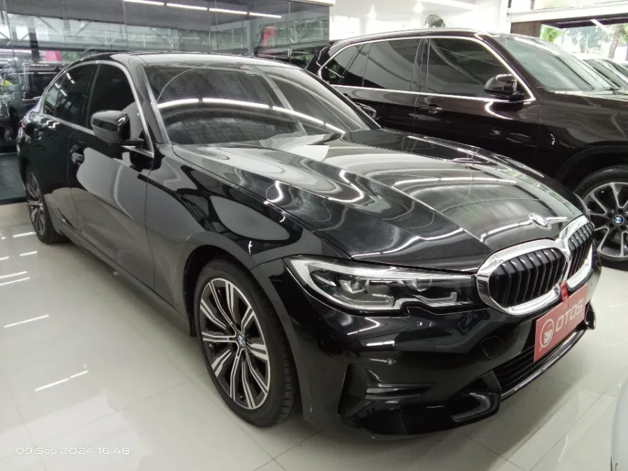 Foto Mobil Bekas Kanan Depan BMW 320i 2.0 tahun 2022