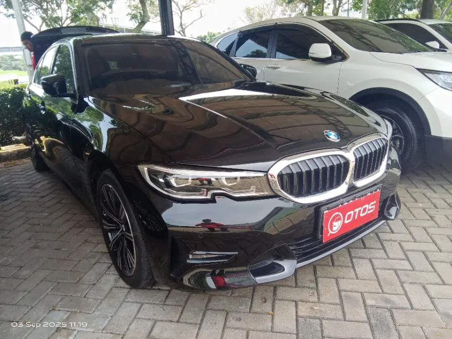 Foto Mobil Bekas Kanan Depan BMW 320i 2.0 tahun 2022
