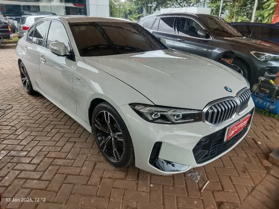 Foto Mobil Bekas Kanan Depan BMW 320i 2.0 tahun 2022